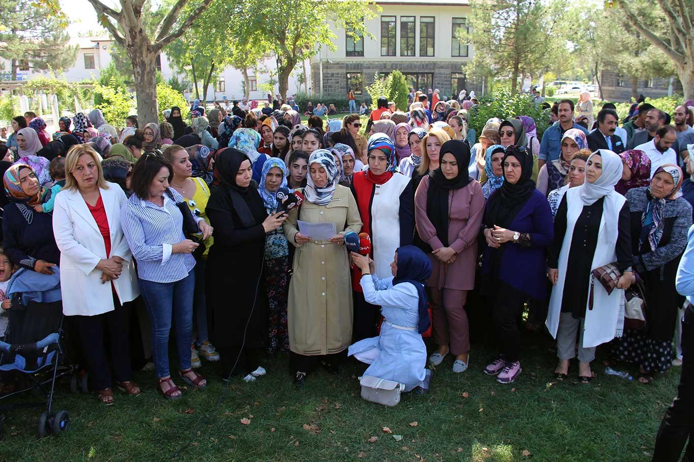 "Annelerin sessiz çığlığı dünya üzerindeki haykıran güçlü bir sese dönüştü" "Annelerin sessiz çığlığı dünya üzerindeki haykıran güçlü bir sese dönüştü"
